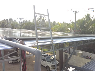 シー・スペースベトナム　屋根に太陽光パネル